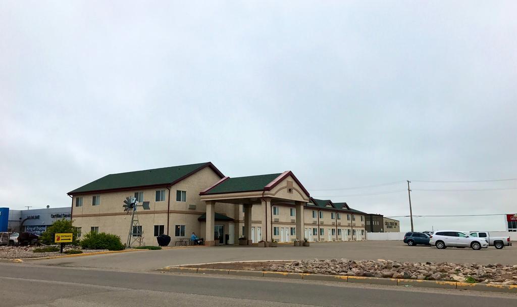 Super 8 By Wyndham Kindersley Exterior photo